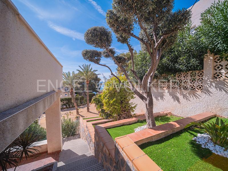Foto 4a1ee2b2-e77e-4d19-bc03-0ec1e253822b. Chalet encantadora villa mediterránea con vistas al mar en Campello (el)
