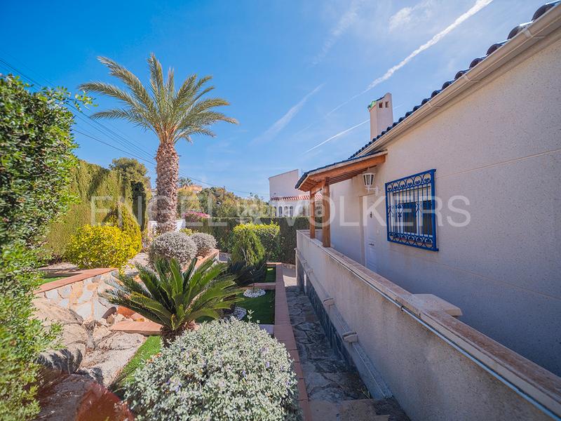 Foto 534be12f-86cf-4d6a-9138-734d50fc8d34. Chalet encantadora villa mediterránea con vistas al mar en Campello (el)