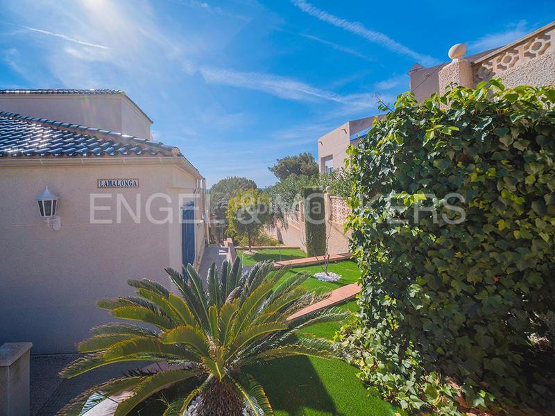 Foto 7acacbaf-b60b-4863-a76e-6a605ec4289c. Chalet encantadora villa mediterránea con vistas al mar en Campello (el)