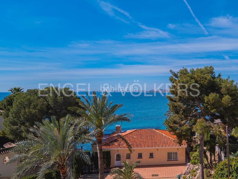 Foto a78c38a8-319f-4294-8795-082ebe5388a7. Chalet encantadora villa mediterránea con vistas al mar en Campello (el)