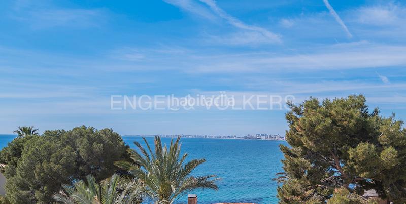 Foto ac68a30d-7a1c-4d87-a701-4d6c6a380e53. Chalet encantadora villa mediterránea con vistas al mar en Campello (el)
