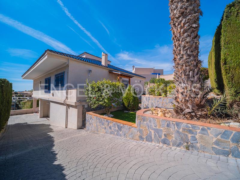 Foto fc6787a6-ff41-463a-85d3-6943072e6c0e. Chalet encantadora villa mediterránea con vistas al mar en Campello (el)