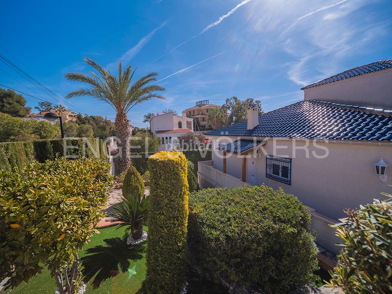 Foto fd933f1a-bf4a-4288-80bf-05b8165704bb. Chalet encantadora villa mediterránea con vistas al mar en Campello (el)