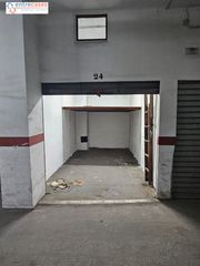 Lloguer Aparcament cotxe a Centro puerto. Alquiler garaje cerrado con altillo  zona periodista azzati, pue