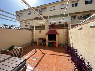 Maison jumelée à Massamagrell. Adosado en massamagrell con garaje, jardín y barbacoa