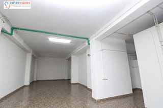Ground floor in Avenida de Abril-9 de Octubre. Localalmacén de esquina  80 m2  doble fachada  posible cambio de