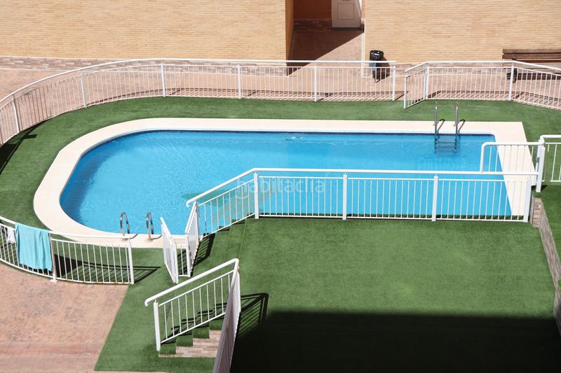 Foto 75ec22d9-c7c7-423b-8963-d59e25b22e5a. Alquiler piso en carrer d'il·licità absent 3 urbanización con piscina en Elche / Elx