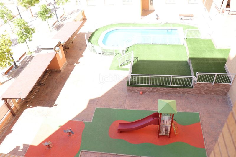 Foto dd094df2-d4e9-4972-ae01-b27b36c86f4e. Alquiler piso en carrer d'il·licità absent 3 urbanización con piscina en Elche / Elx