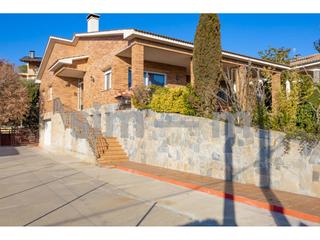 Xalet a Taradell. Casa en venta  zona urb. la roca
