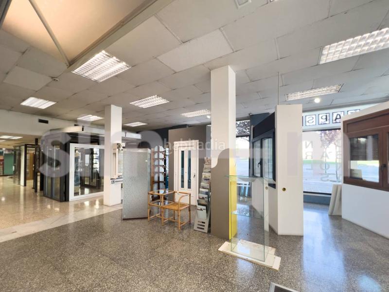 Foto ce8f8766-23ab-4ff1-94bc-ff437503a837. Location local commercial dans doctor junyent 9 dans Vic