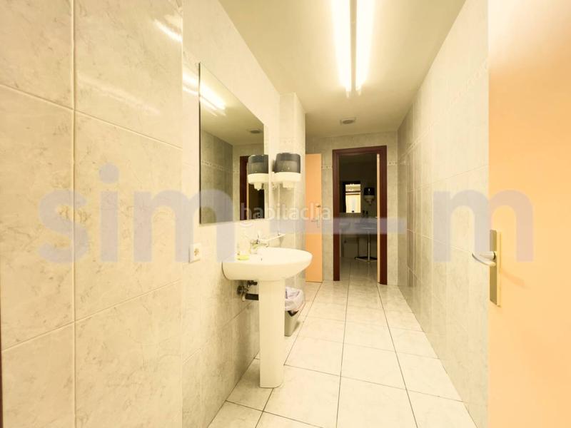 Foto 59367f5b-dfec-47f2-aeae-2a318cad9e01. Alquiler oficina en bisbe torras i bages 4 local en alquiler zona centro en Vic