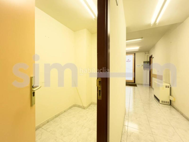 Foto 5c0e6a21-0282-477d-8269-f879f441f268. Alquiler oficina en bisbe torras i bages 4 local en alquiler zona centro en Vic