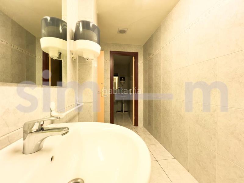 Foto d0e40dd6-c5b5-40ec-9f0a-94f09a4b96a0. Alquiler oficina en bisbe torras i bages 4 local en alquiler zona centro en Vic