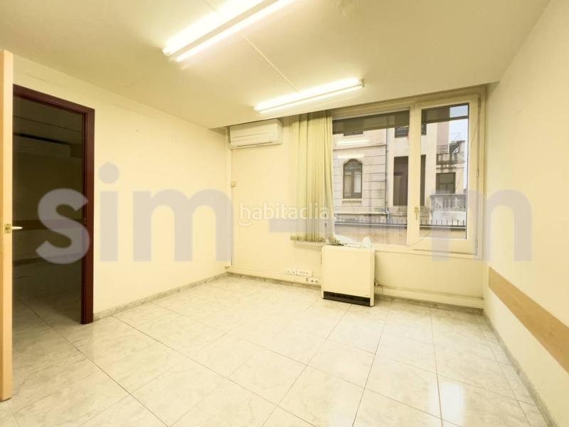 Foto fc788498-9acb-4b62-9d16-7b3232bce582. Alquiler oficina en bisbe torras i bages 4 local en alquiler zona centro en Vic
