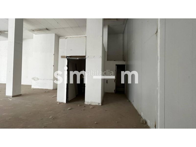 Foto 74a1f614-b777-4b0a-a249-0e534343d695. Lloguer local comercial a Caputxins-Ambulatori Vic