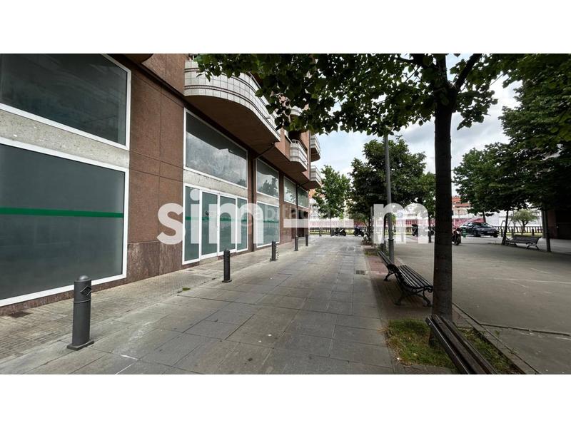 Foto 064adb77-51f1-45fa-b1ee-4768398e751a. Lloguer local comercial a Caputxins-Ambulatori Vic