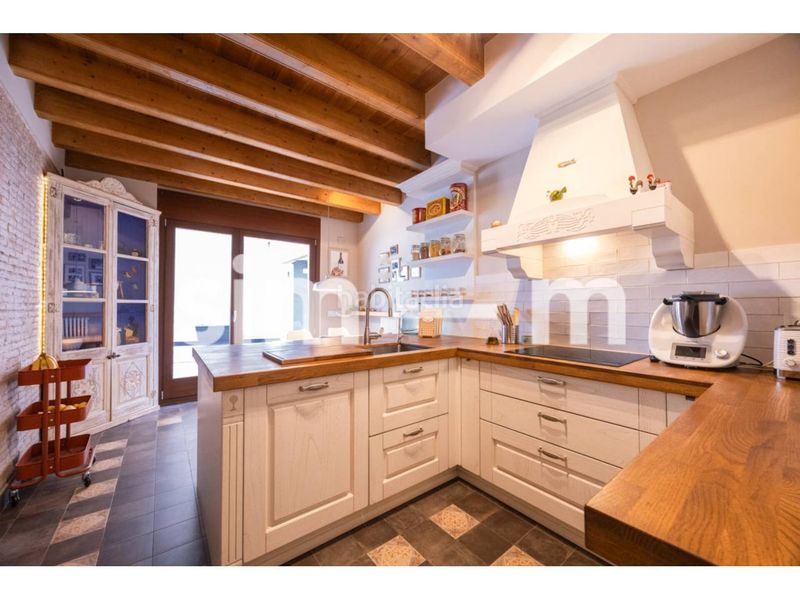 Foto eb0d0ccf-4b01-4bc7-a81e-07090c4760a2. Casa amb calefacció aparcament a Centre Vic
