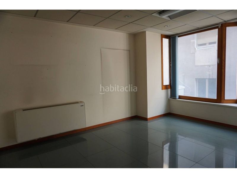 Foto b35d69a8-fb26-4012-9705-454b6fef3ef8. Affitto ufficio con riscaldamento in Centre Vic