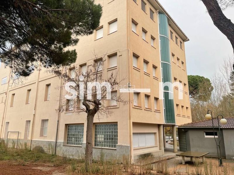 Foto 4b0828a2-6cd6-42ac-8942-358fe567fbf2. Edifici a Tona