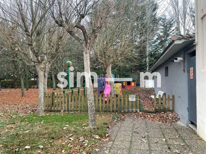 Foto e16d23e9-3b42-40a8-83e6-157682239b35. Edifici a Tona