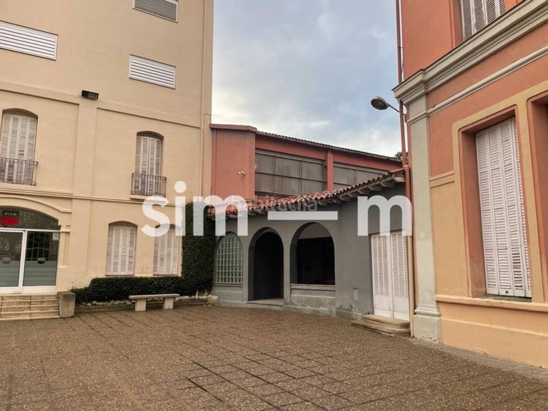 Foto f0ab2f8c-b681-491b-8b2b-8855b9df6aac. Edifici a Tona