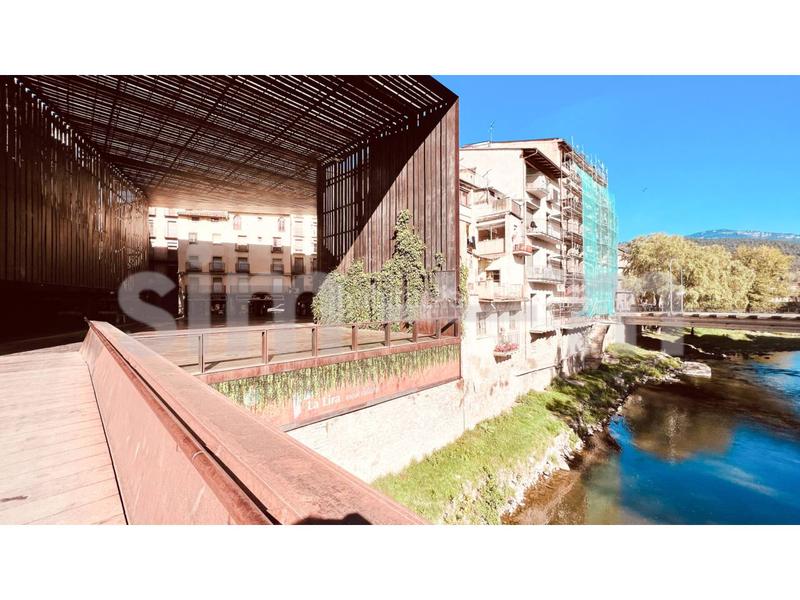 Foto 0daff8cb-a5ac-4c76-a17c-cd0712705c94. Edificio  en venta zona centro en Ripoll