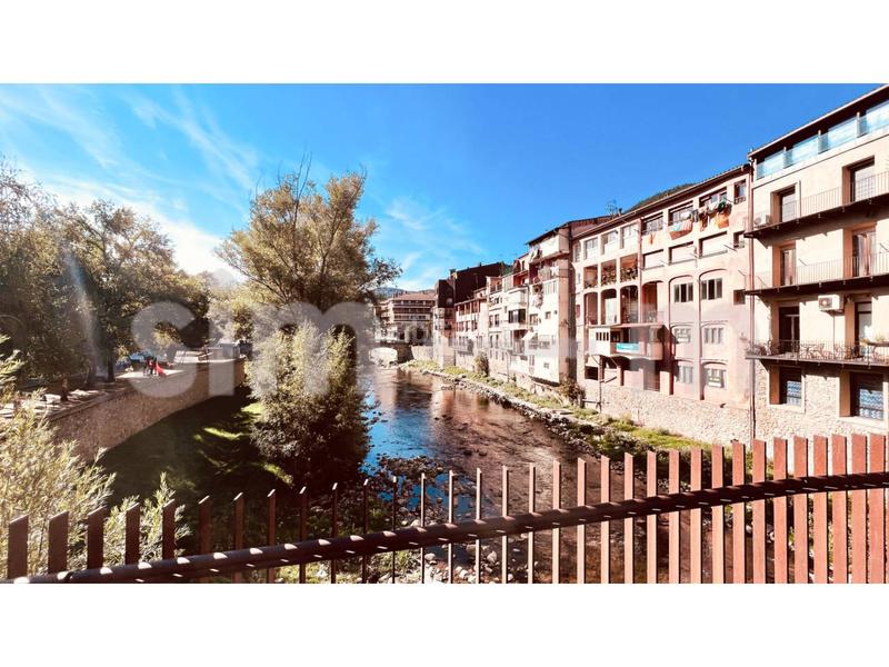 Foto b3a4b8a7-9ce5-440a-9b6a-24823bfbad94. Edificio  en venta zona centro en Ripoll
