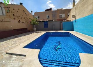 Casa  Calle forteza. Casa de cuatro habitaciones en el centro con garage y almacn co