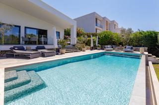 Xalet  Calle badia de palma. Confort y vistas espectaculares en una villa única.