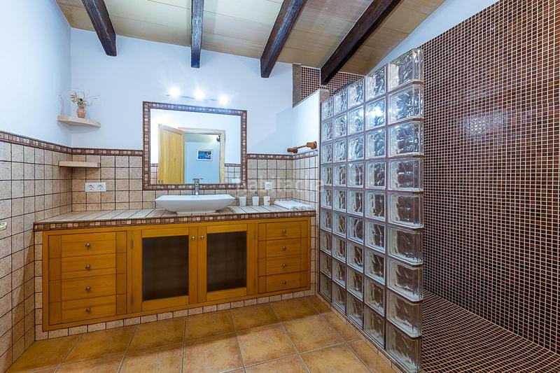 Foto 3cf0ff65-b311-424f-b046-c911506996e2. Masía peculiar propiedad rústica con dos viviendas en Capdepera