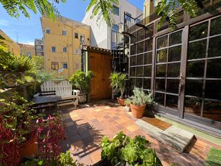 Àtic  Passatge de gaiolà. Luminoso ático en sagrada familia