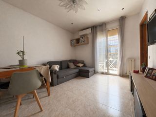 Flat  Carrer de pallars. Se vende vivienda exterior con excelente luz natural en el coraz