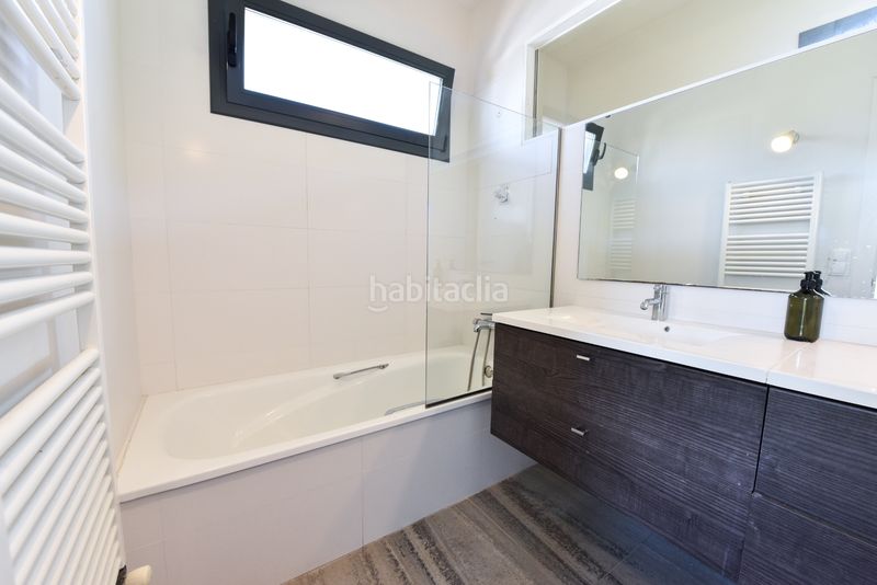 Foto 1cdb5bc4-9fb2-4588-8b6e-e592a8c40a36. Casa amb calefacció aparcament a Eixample Residencial Escala (L´)