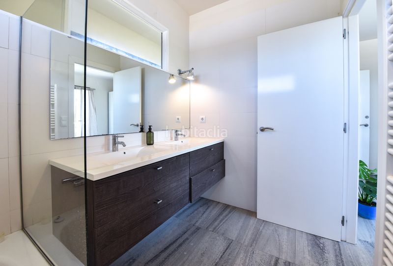 Foto 6664a921-6f70-40f0-a546-899b76693608. Casa amb calefacció aparcament a Eixample Residencial Escala (L´)