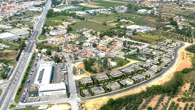 Foto d6b16a9d-9b85-4ae4-9fe3-93ac4e5baa44. Terreno residencial parcelas disponibles en urbanización mas carpa en Reus