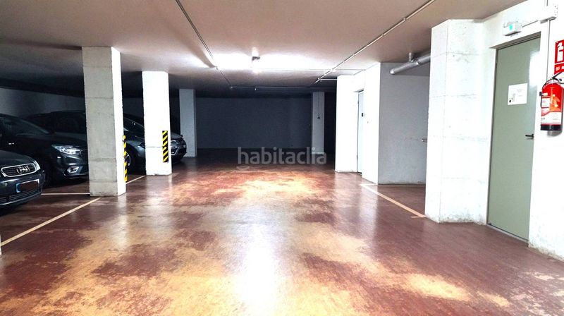 Foto b185f5a7-83bd-4ecd-9310-91fc85961839. Aparcament cotxe a Centre Reus