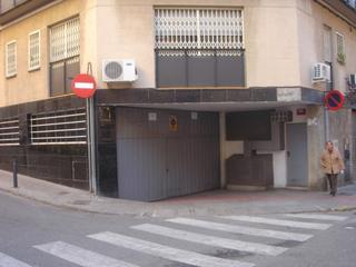 Posto auto  Carrer de santa gemma. Plaza de aparcamiento para coche grande en el centro de santa co