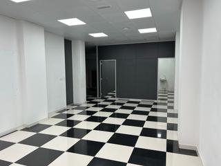 Location Local commercial  Carrer de sant benet. Local en alquiler en el barrio  de santa coloma de gramenet.