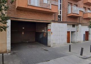 Aparcament cotxe  Dalt dels banús. Parking para coche mediano en calle banus alta