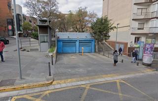 Aparcament cotxe  Del banús. Plaza de aparcamiento para coche grande en zona santa rosa de sa