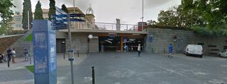 Aparcament cotxe  De la vila. Plaza de aparcamiento para coche grande en el centro de santa co