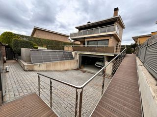 Casa a Vallromanes. Casa en venta en vallromanes  254 m reformada con piscina, vista