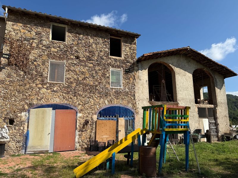 Foto 8cc42497-6d76-4797-8e0a-e067156773a7. Casa masía en venta girona 2.000 m 96.000 m de terreno proyecto de rehabilitación en Olot