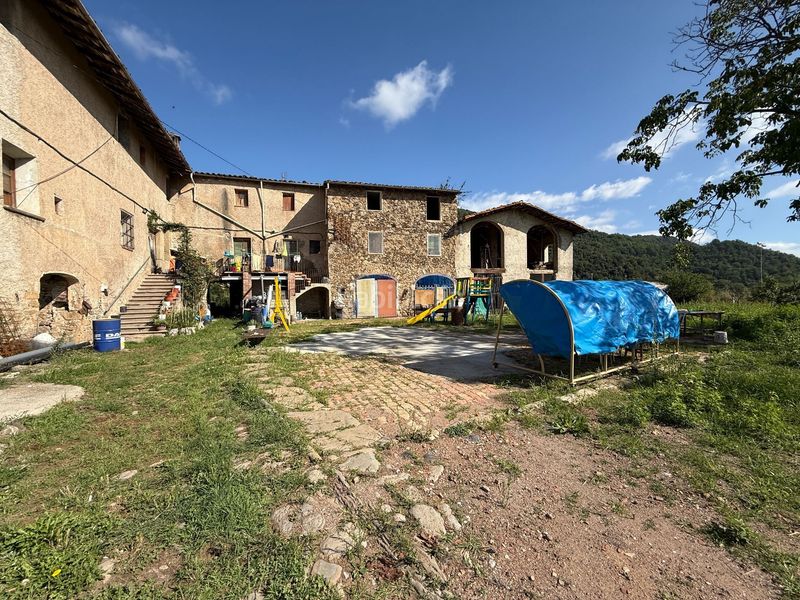 Foto cdbfe3c7-aa61-4d5d-b95e-ea8d06204185. Casa masía en venta girona 2.000 m 96.000 m de terreno proyecto de rehabilitación en Olot