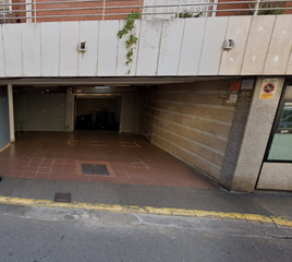 Lloguer Aparcament cotxe  Rafael de casanovas. Plaza de aparcamiento para coche mediano en calle rafael de casa