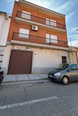 Building  Bañiz alto. Edificio en venta en puertollano  220m de local  2 viviendas y t