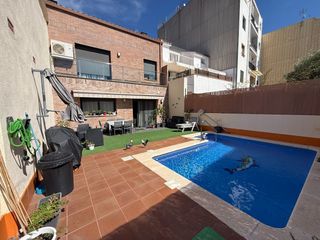 Casa  Gran via de luis companys. Espectacular casa reformada con piscina a 5 minutos de la playa