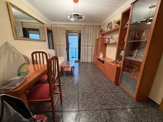 Appartement  Francesc macià. Piso de 3 habitaciones con ascensor y balcón en avinguda frances
