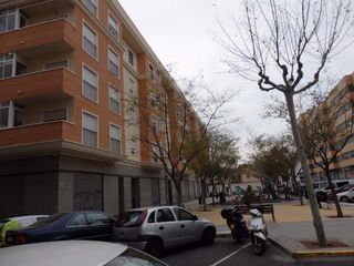 Car parking in Plaza Crevillente - Antiguos Juzgados - El Asilo. 38 plazas de parking  salen a 8.000. cada una