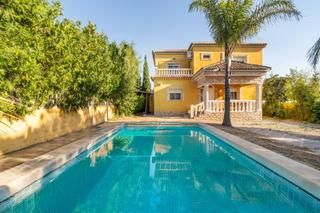 Xalet en La Conarda. Chalet independiente con piscina privada en la sima la pobla de